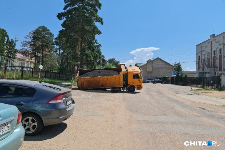 Машина принадлежит подрядчику, который выполнял госзаказ на ремонт улицы Ленинградской