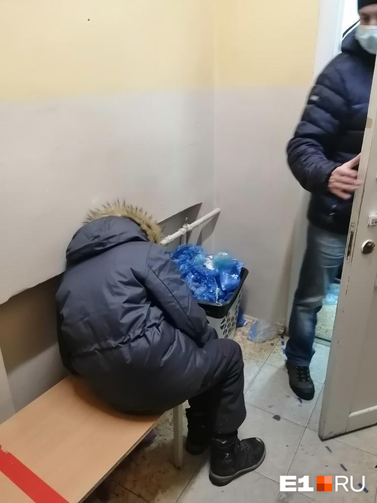 Многим детям в очереди плохо Многим детям в очереди плохо