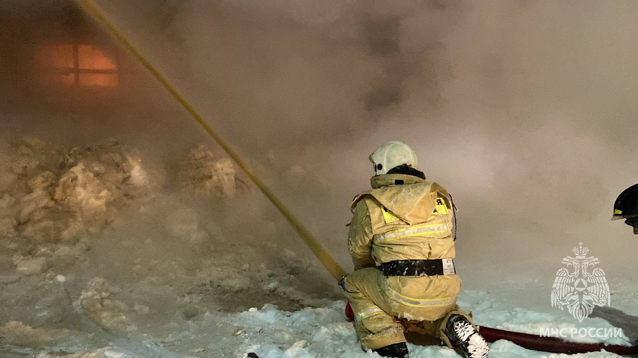 Пожарные продолжают тушить огонь Пожарные продолжают тушить огонь