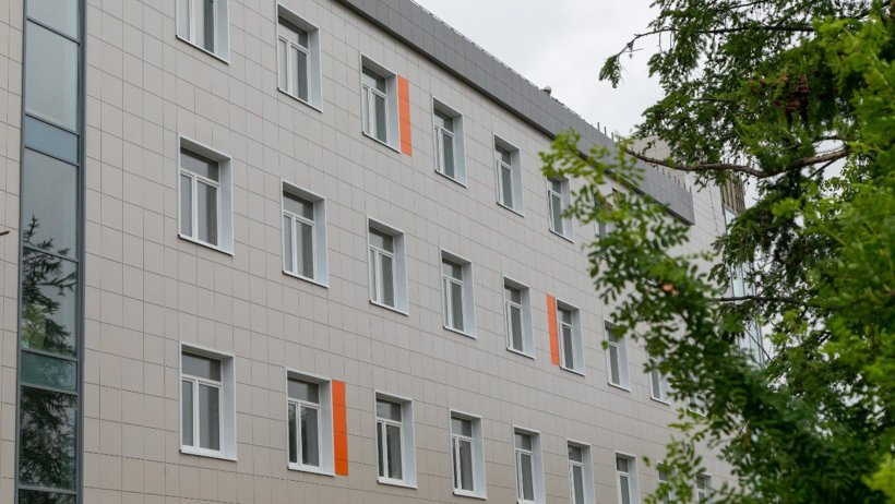 Строители завершают устройство фасада на новом корпусе детской областной больницы имени П. Г. Выжлецова