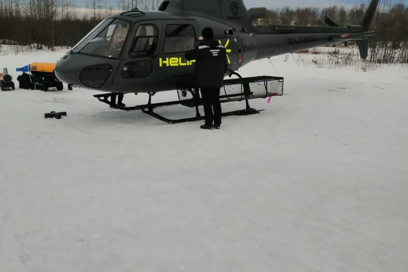 Это фото сделано на месте происшествия. У вертолета с логотипом компании Helipro работают сотрудники Следственного комитета Это фото сделано на месте происшествия. У вертолета с логотипом компании Helipro работают сотрудники Следственного комитета