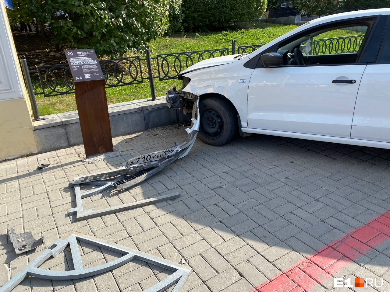 Машина разнесла дорожное ограждение Машина разнесла дорожное ограждение