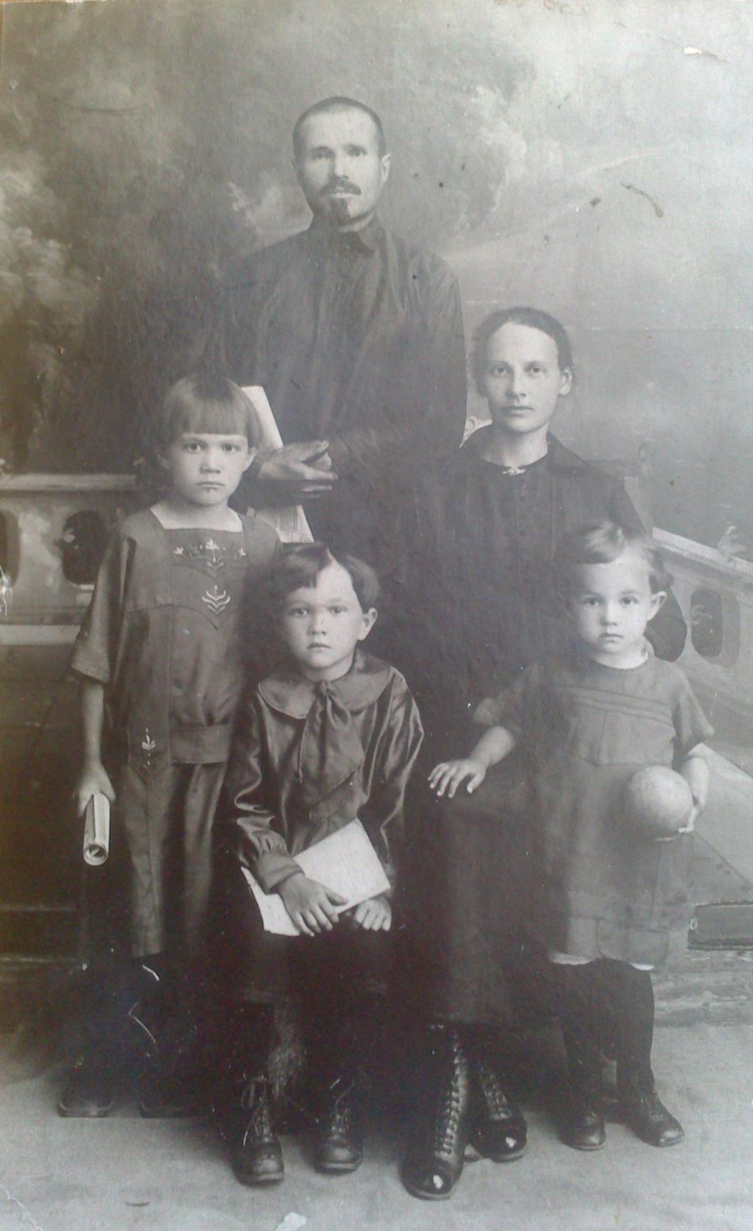Андрей Аржиловский с супругой Елизаветой и детьми