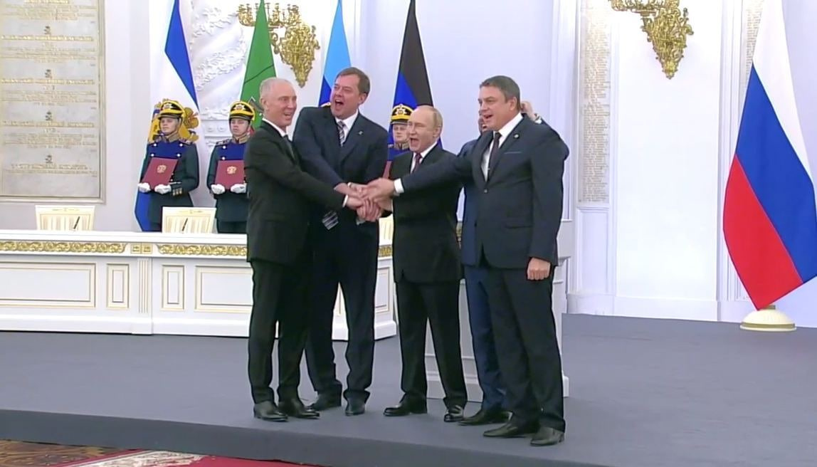 Владимир Путин и главы четырех регионов, вступивших в состав России, довольны подписанием договоров