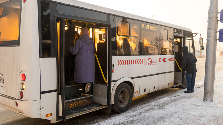 «Вам цензурно сказать?!»: мы проехали в автобусах Красноярска и узнали, как горожане отнеслись к новой цене на проезд