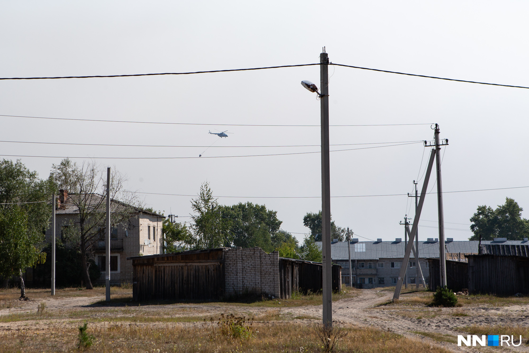 Над поселком можно увидеть вертолеты, занятые в тушении пожара