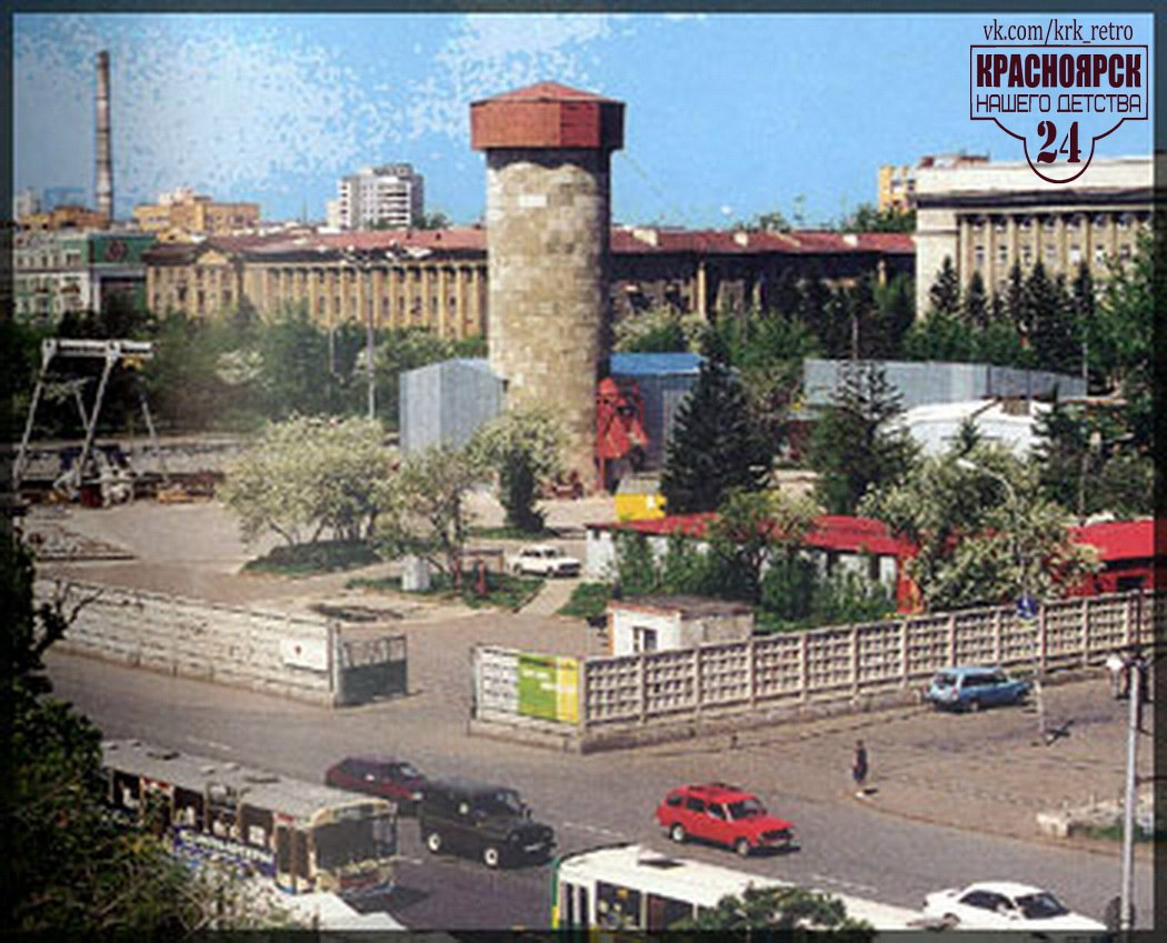 Площадь Революции в 2002 году: тогда там тоже строили метро