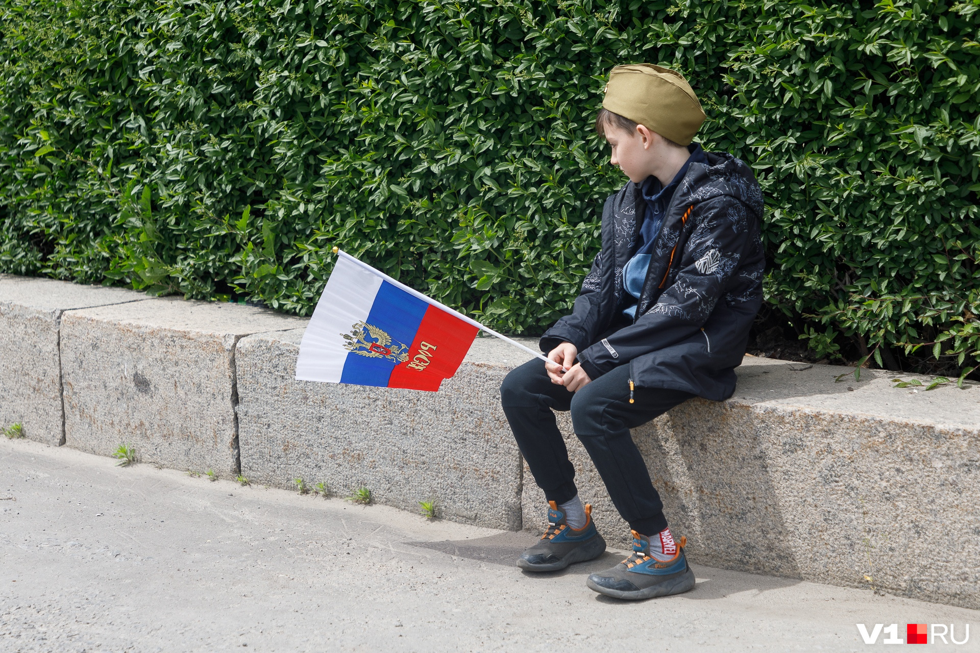 Флаг России в руках — актуально сегодня и для взрослых, и для детей
