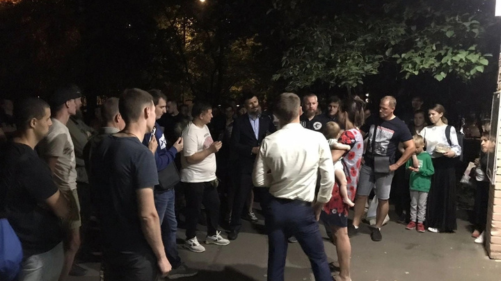 Жители Гольянова вышли на митинги после попытки похищения 4-летней девочки