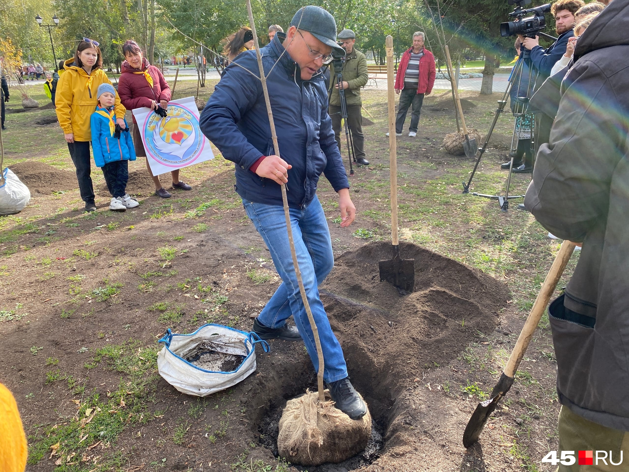 Анатолий Тарасенко показал, как нужно сажать деревья, чтобы они прижились