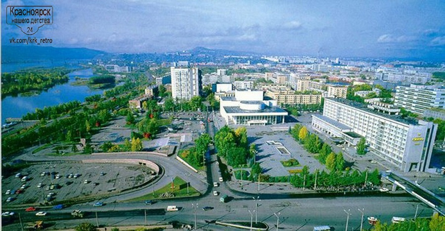 Зарождающееся здание видно и на открытках из 1990-х