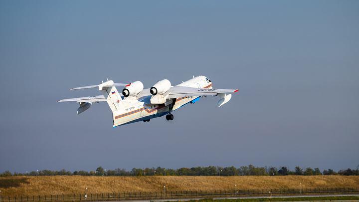Второй Бе-200 прилетел в Приангарье: регион 4-й день лидирует в России по площади лесных пожаров