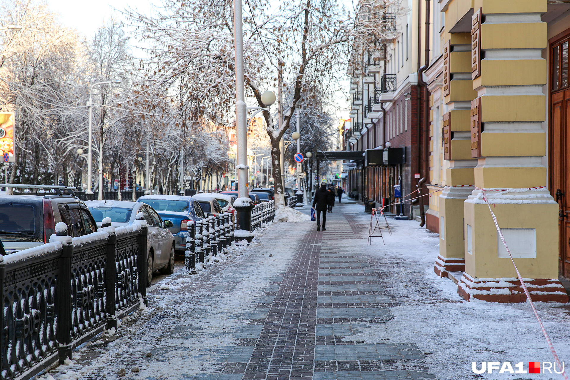 На Ленина снег лежит кусками, а в тротуарную плитку забит лед На Ленина снег лежит кусками, а в тротуарную плитку забит лед