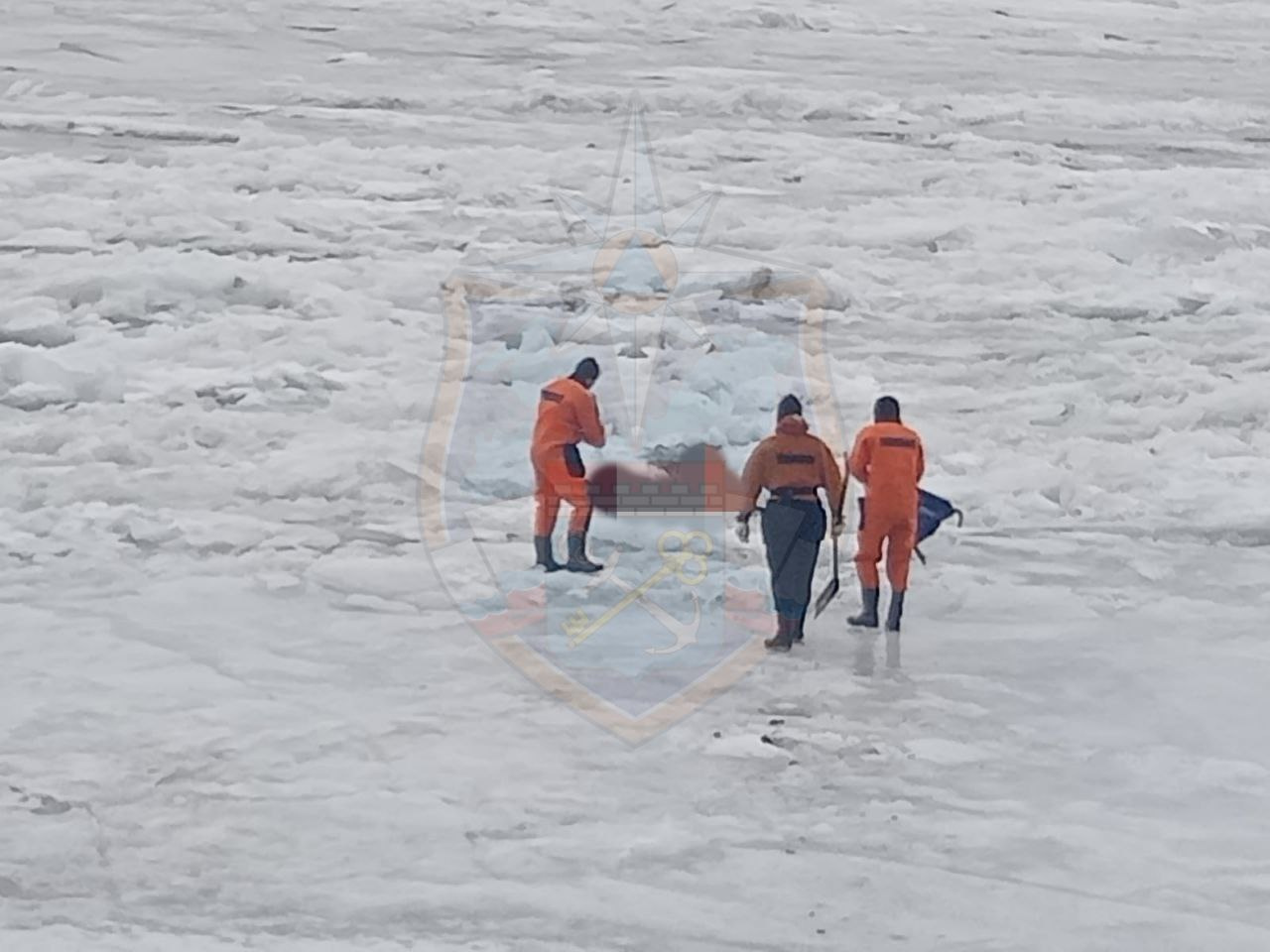 Со льда Невы в Ленобласти достали тело мужчины в обгоревшей одежде