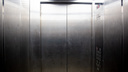 «Бабушка пешком добирается на восьмой»: многоэтажки в Ярославле на три месяца остались без лифтов