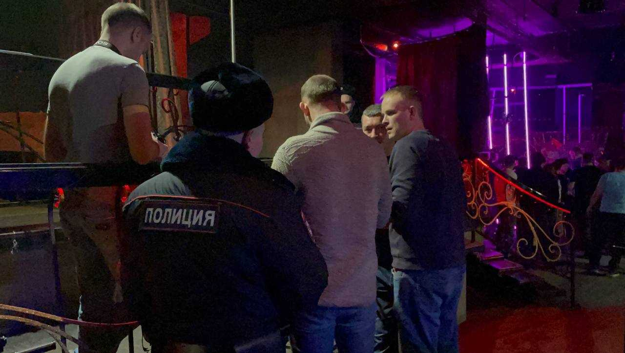 Силовики объяснили, зачем нагрянули в ночной клуб в центре Екатеринбурга. Участвовал ОМОН, пятерых увезли