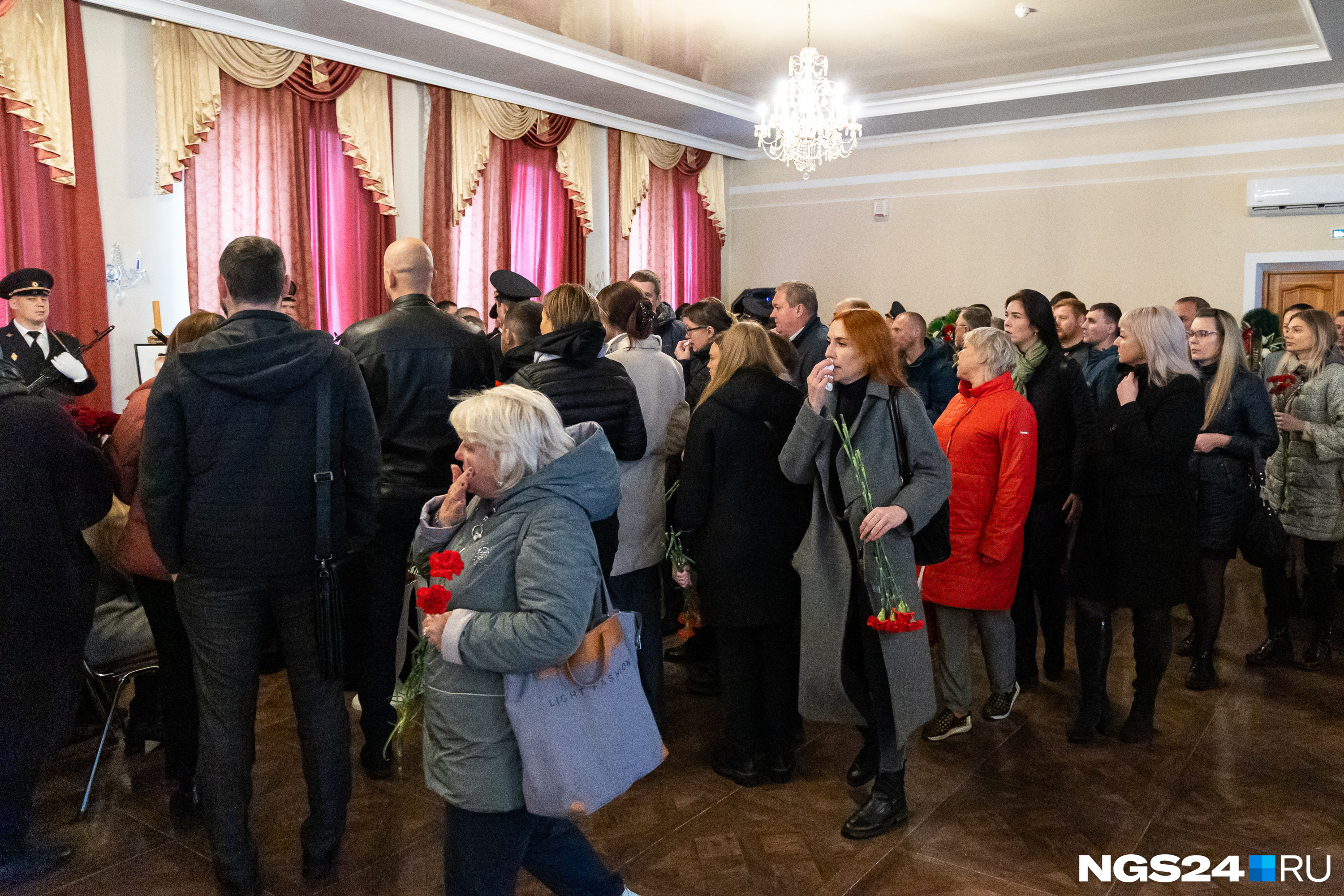 Пришедшие оставляли цветы у гробов и покидали помещение Пришедшие оставляли цветы у гробов и покидали помещение