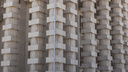 Гряда резных колонн и пара на крыше: показываем в деталях необычное здание в центре Самары