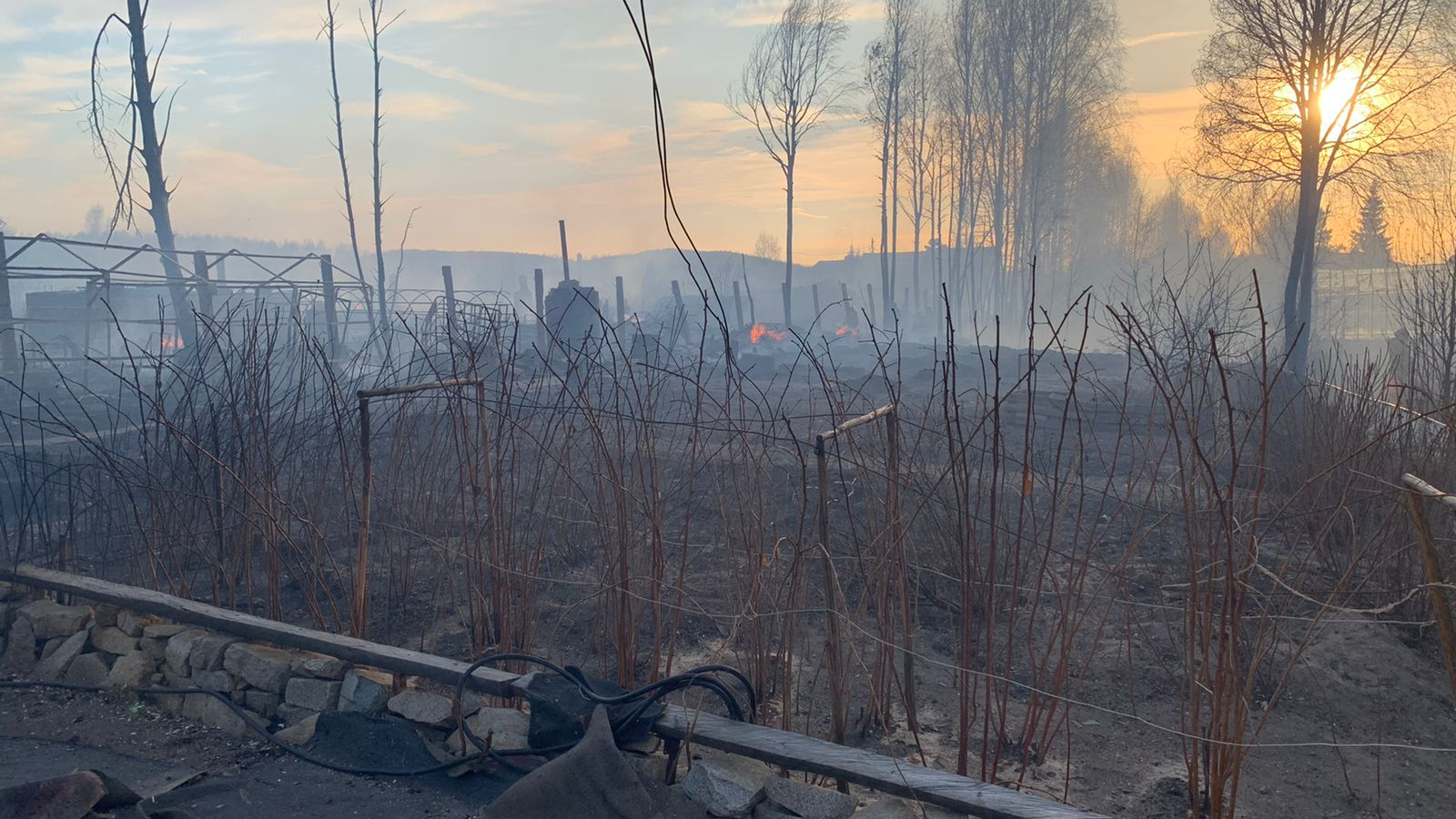 Сгорели десятки домов. Местные жители показали последствия мощного пожара, который бушевал под Екатеринбургом