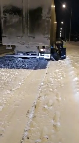 У одного из грузовиков лопнуло колесо на трассе У одного из грузовиков лопнуло колесо на трассе