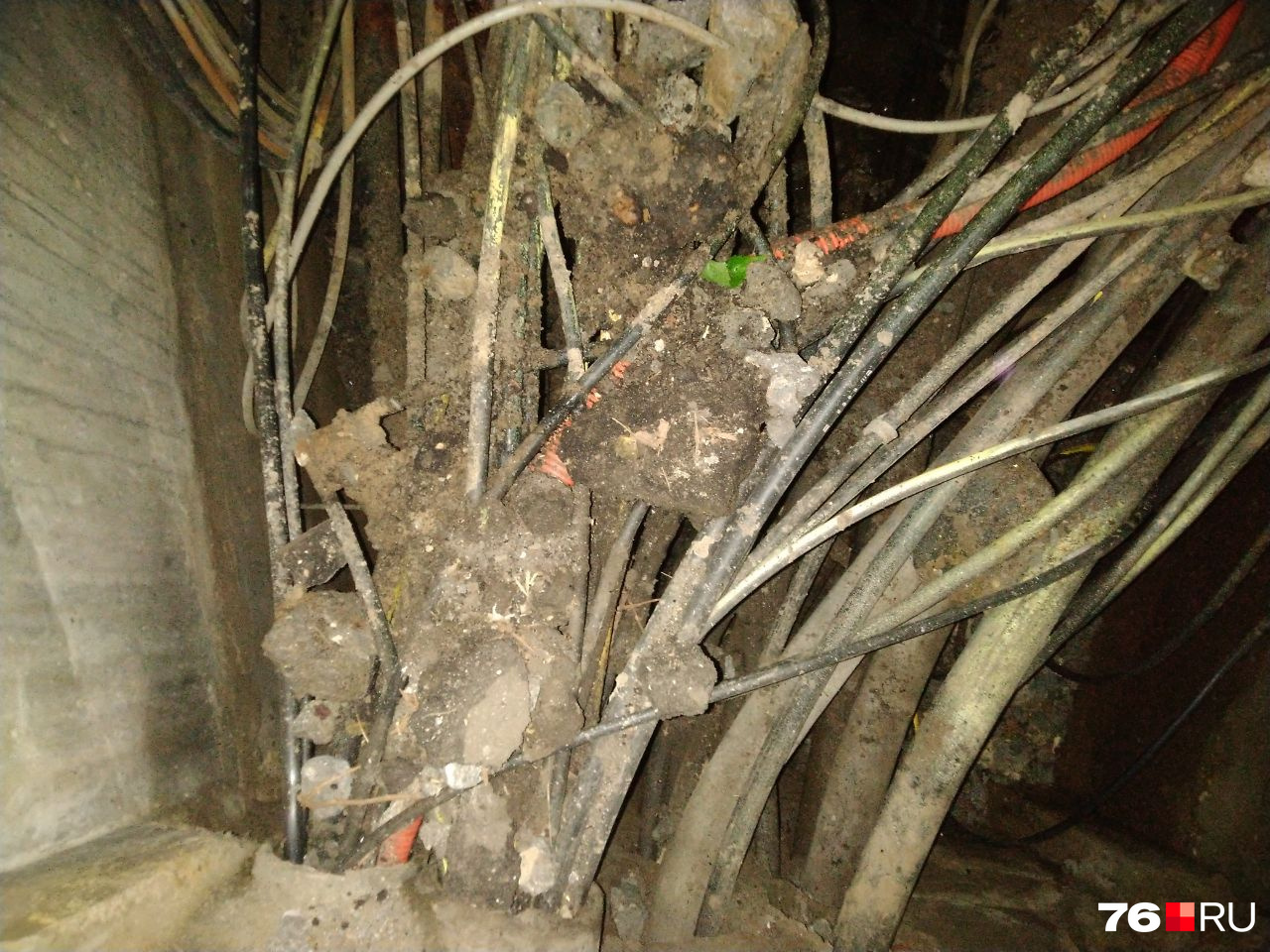 Куски сломанного асфальта лежат на проводах