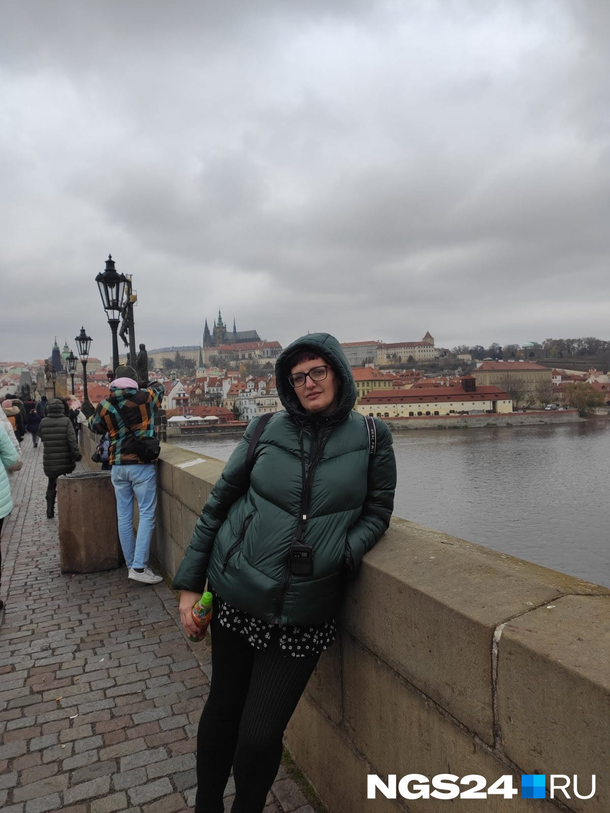 Людмила на Карловом мосту в Праге. Она привыкла путешествовать, но не думала, что придется бежать в другую страну из-под обстрелов