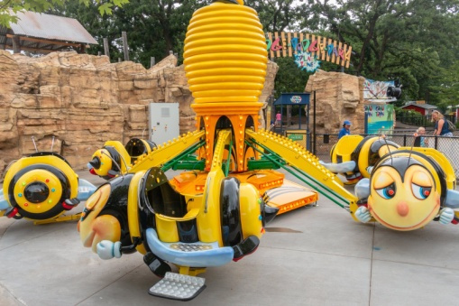 Каждая пчела — мини-джет, эта карусель тоже для отдыха детей от 3 лет