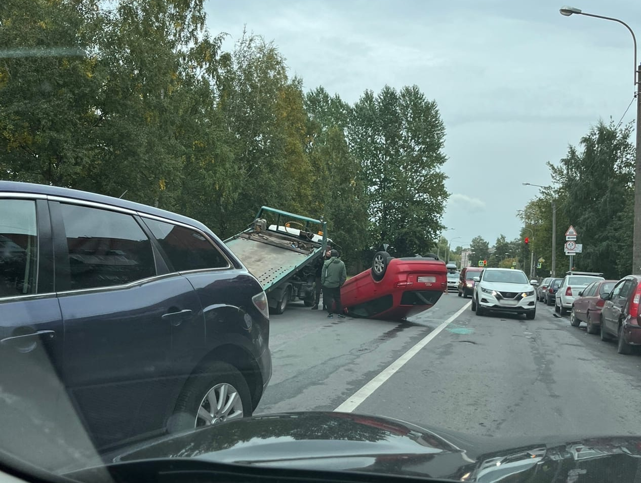 Автомобиль перевернулся на крышу на Школьной улице в Петербурге, 14  сентября 2022 г., фото, видео - 14 сентября 2022 - ФОНТАНКА.ру