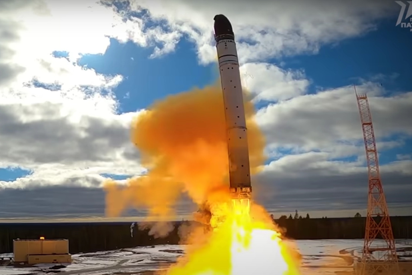 Запустили ядерную ракету чтобы сбить комету. Все страны запустили ракеты чтобы сбить комету. Запустили ядерную ракету чтобы сбить комету. Ядерная ракета сармат. Ракета сармат 2022.