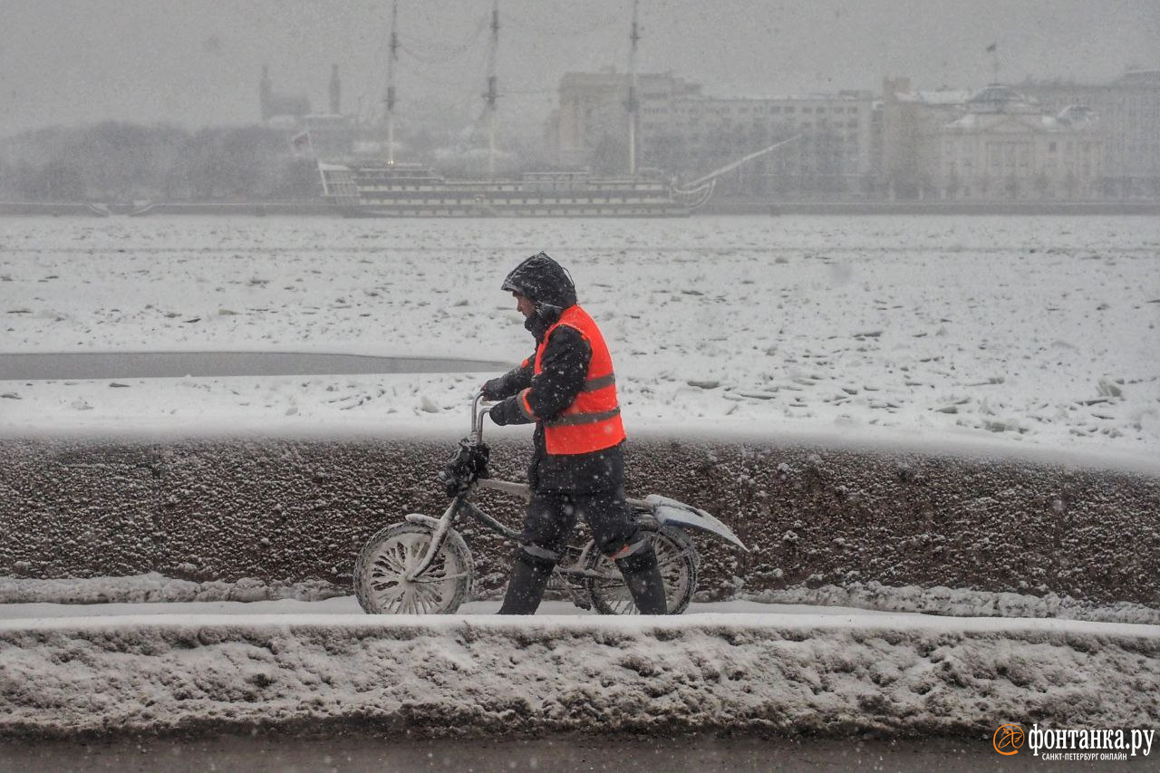 Синоптики обещают Петербургу холодный день и очень сложную ночь — с ледяными дождями и стекловидным льдом