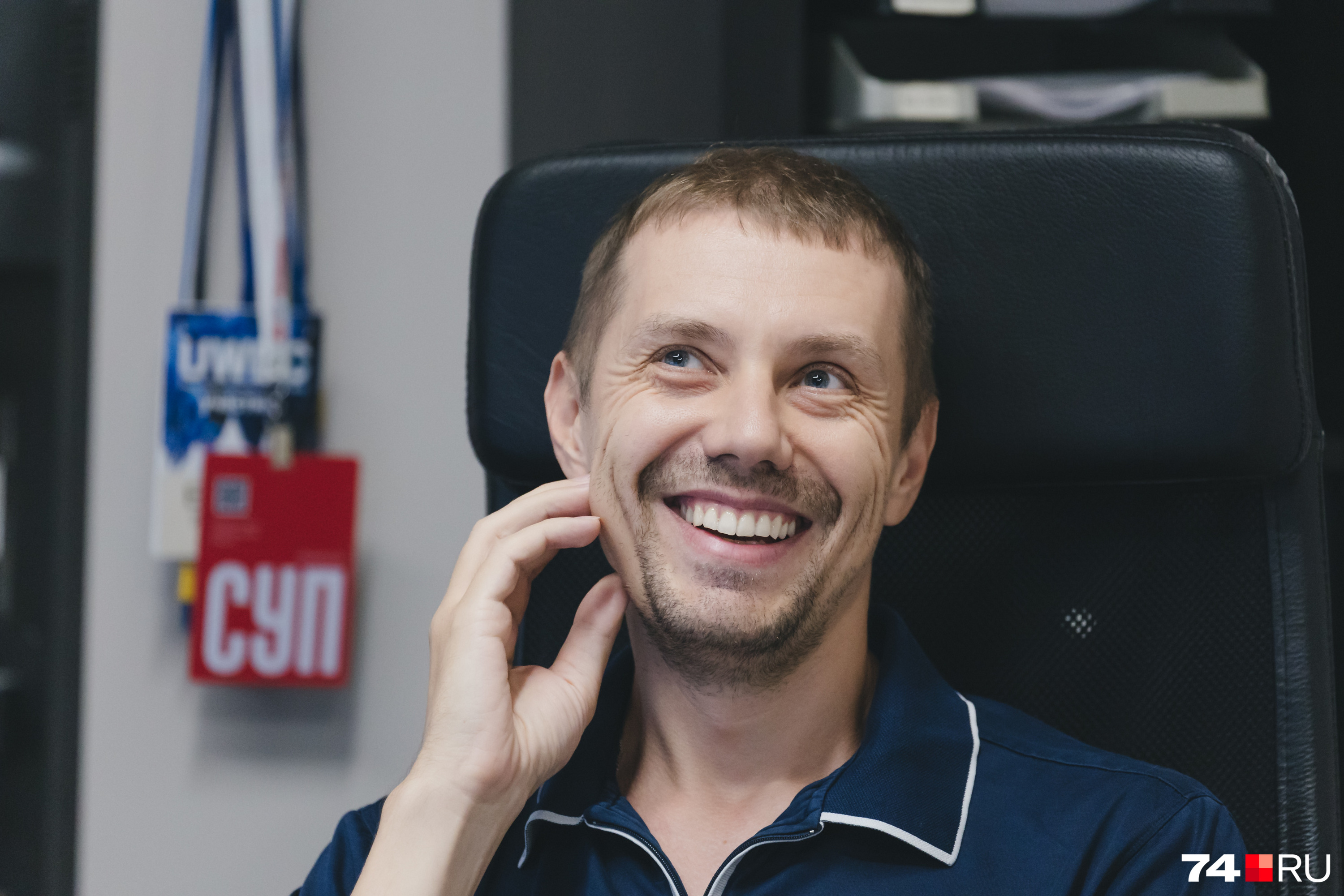 Вспоминая забавные случаи по работе, Сергей не может удержаться от улыбки