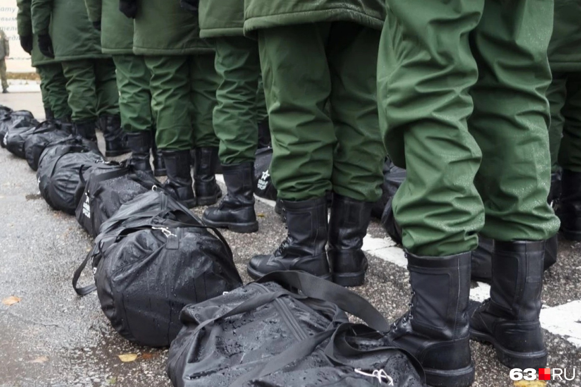 Подлежащих мобилизации. Убитые военные на Украине. Солдаты срочники на Украине. Военнослужащий мобилизация. Экипировка мобилизованных.