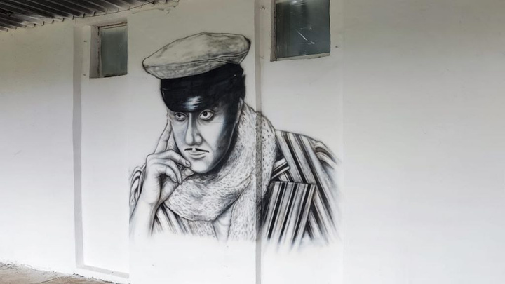 Тату-мастер из Читы создает граффити с героями советских фильмов в Краснокаменске