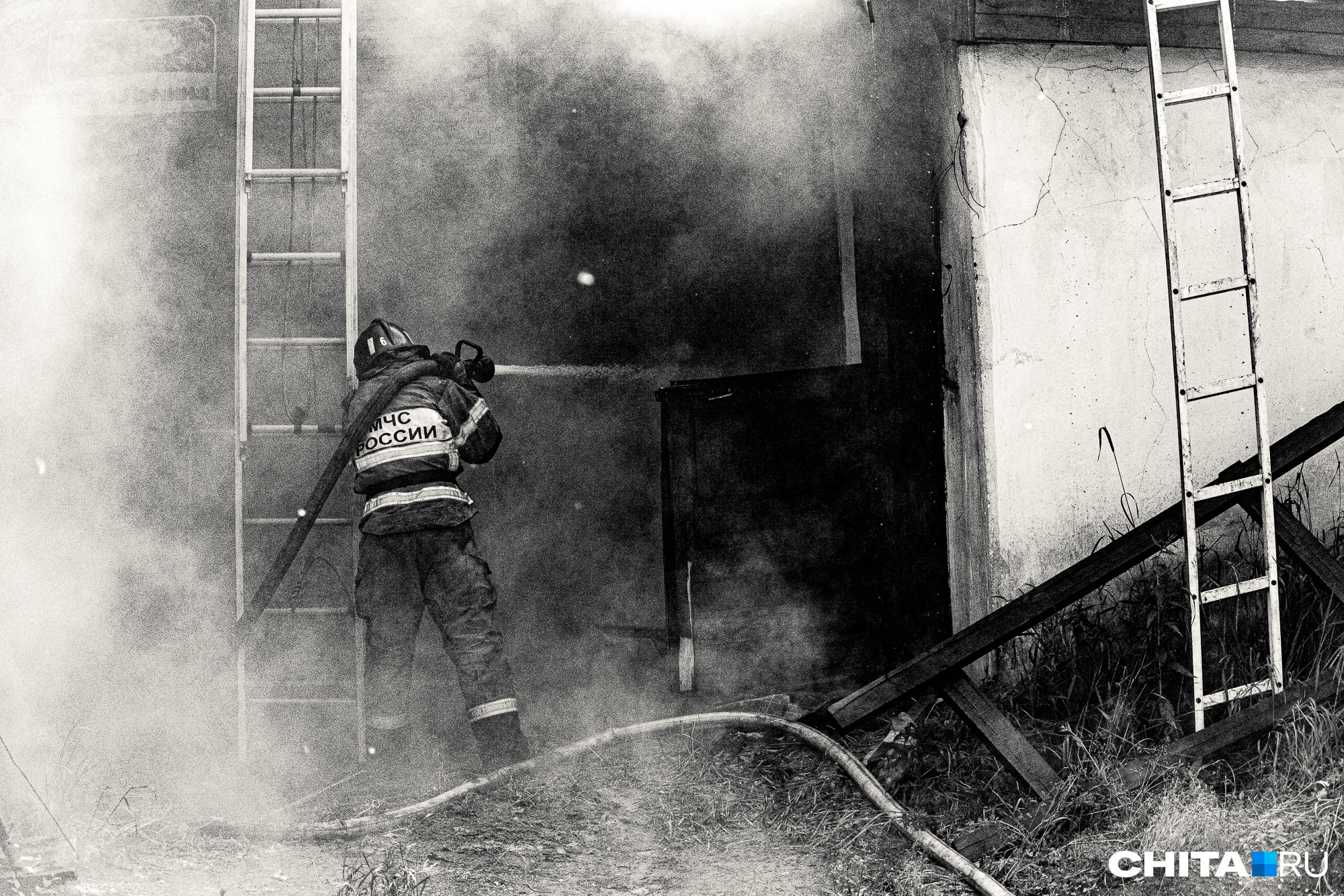 Пожарные спасли мужчину из загоревшегося кафе в Забайкалье