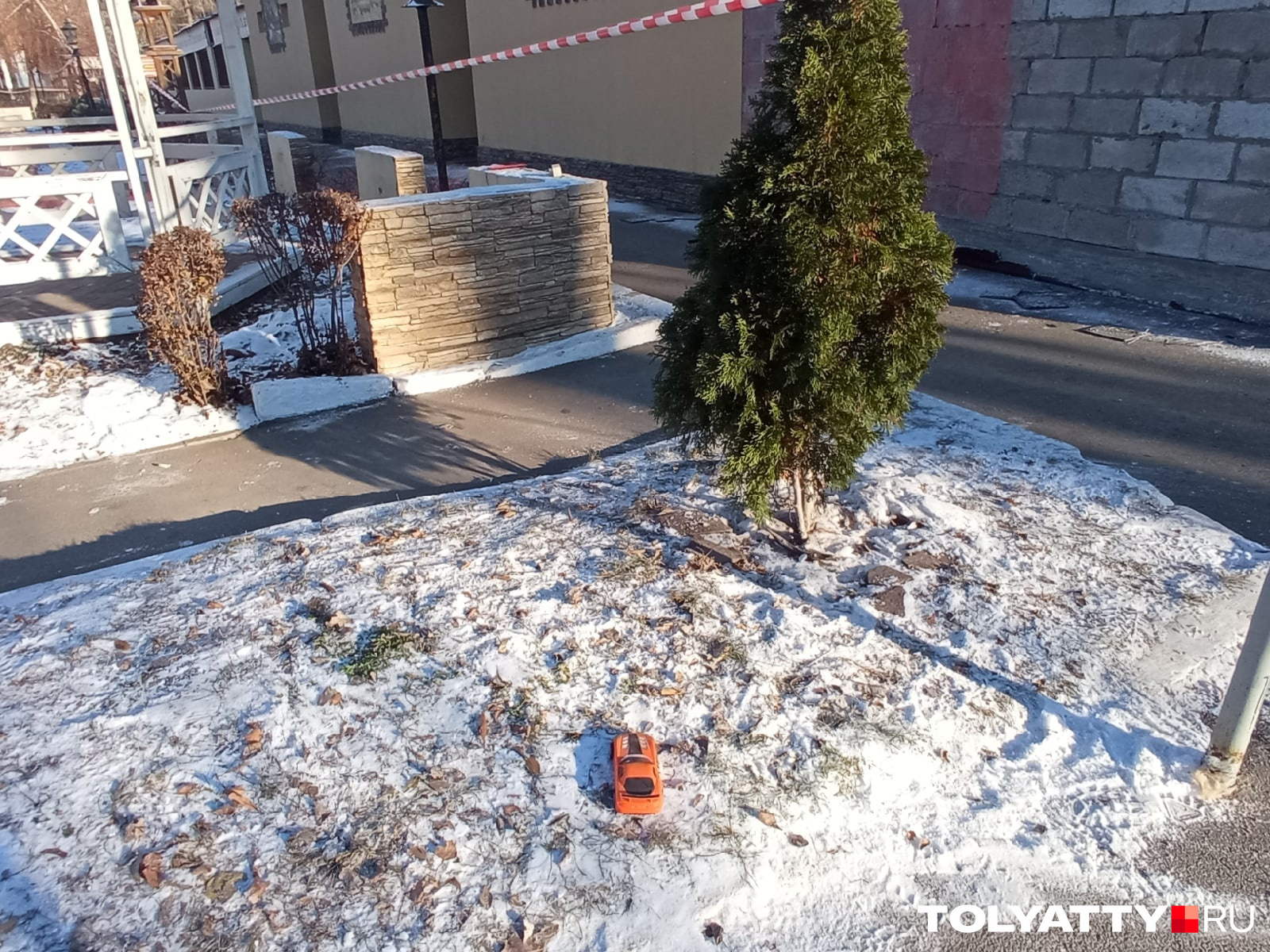 Сразу видно, что летом тут любили гулять с детьми. Сейчас территория огорожена лентой, за которую запрещено заходить: опасно Сразу видно, что летом тут любили гулять с детьми. Сейчас территория огорожена лентой, за которую запрещено заходить: опасно