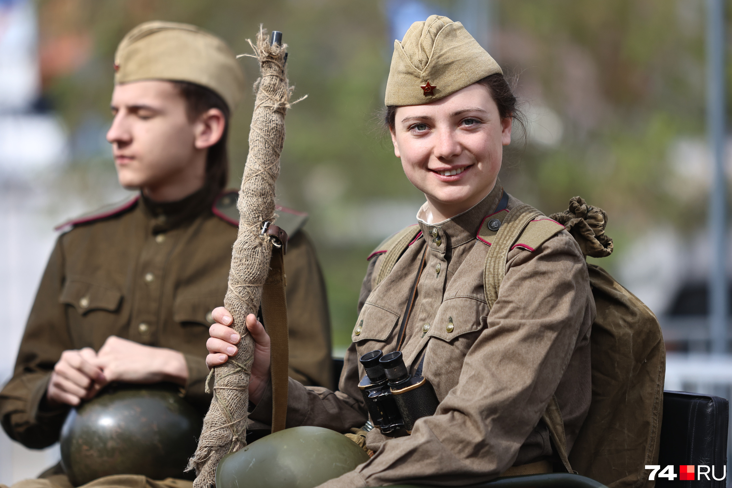 Русские девушки пилотки. Девушка в пилотке на 9 мая. Прическа под пилотку для девушки. Прическа под пилотку для девочки. Солдат в пилотке фото.