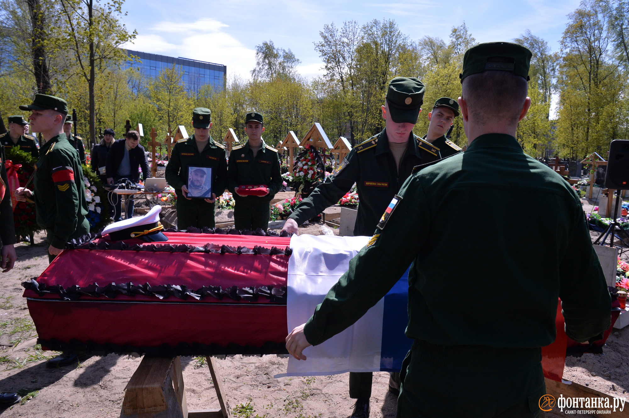 Где похоронен питер стил. Красногвардейский район Санкт-Петербург похороны. В Санкт Петербурге хоронили 39 летний. Могила Питера стила. Похороны 14 ноября во Владивостоке погибших в Украине.