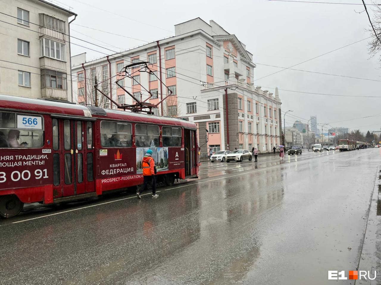 Люди пересаживались на автобусы и метро Люди пересаживались на автобусы и метро