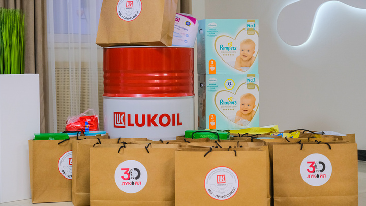 «Баррель добра»: пермские нефтепереработчики передали фонду «Дедморозим» детские вещи