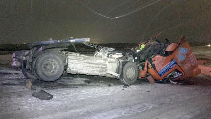 После сильного мокрого снега под Красноярском погиб водитель грузовика