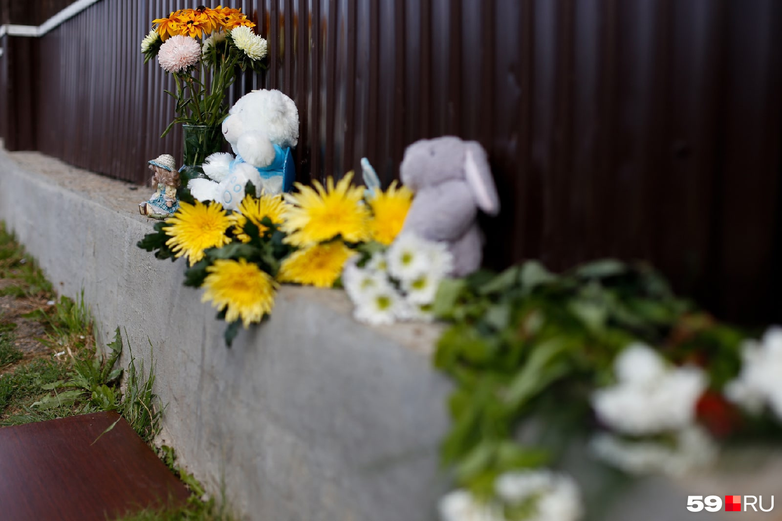 К месту, где нашли тело девочки, несут цветы и игрушки