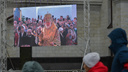 Горожане смотрят прямую трансляцию с освящения главного собора Архангельска на уличном экране