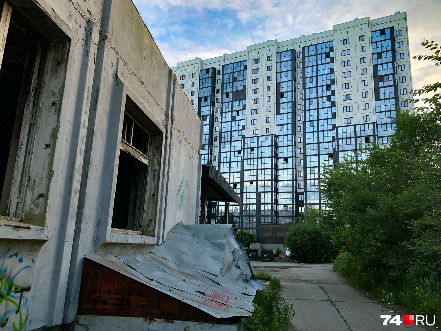 Интересный район на месте бывшего танкового училища. Слева — одна из (не) сохранившихся построек. Воняет известно чем Интересный район на месте бывшего танкового училища. Слева — одна из (не) сохранившихся построек. Воняет известно чем