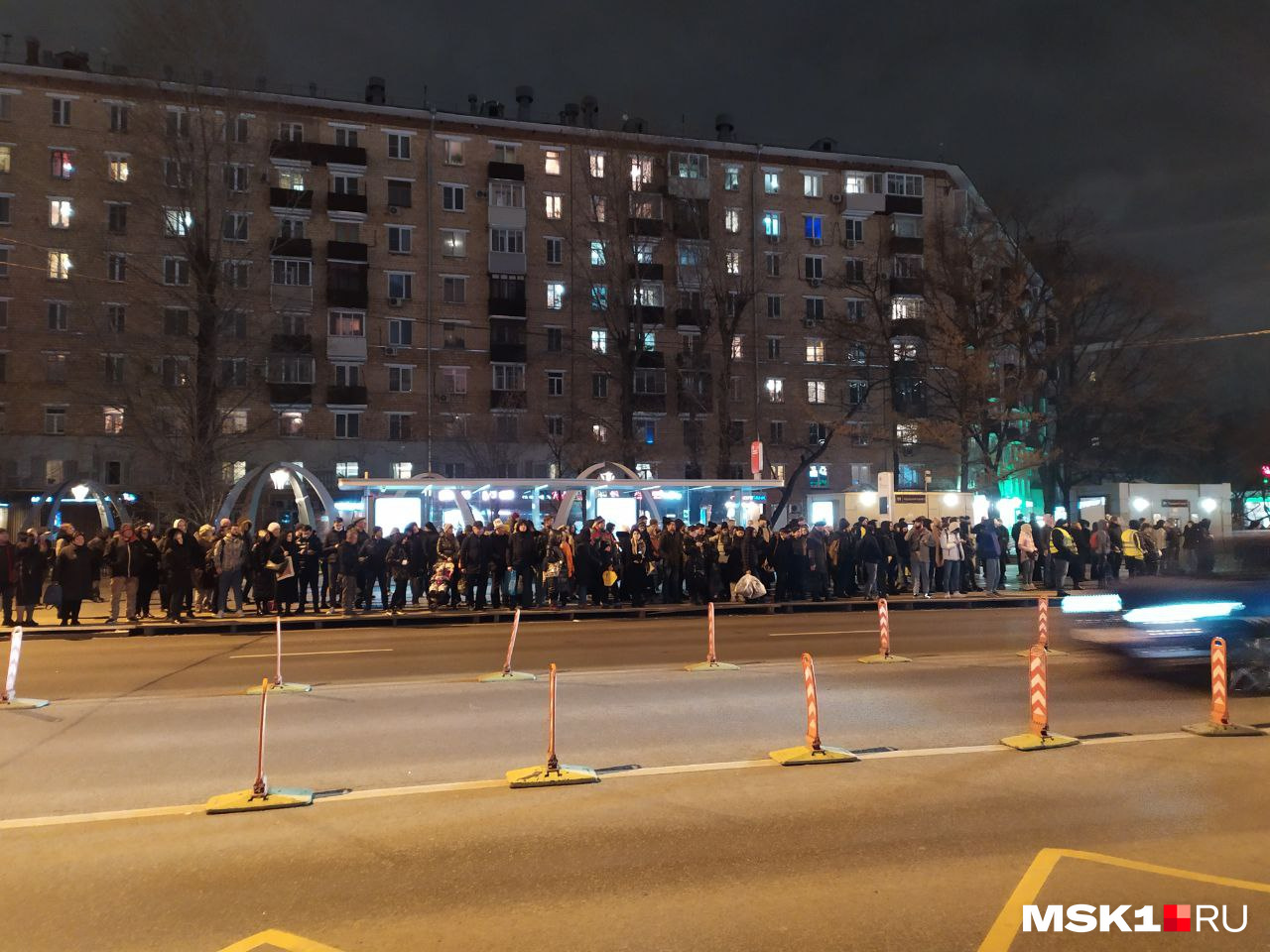 Вид на толпу на «Автозаводской» с другого ракурса