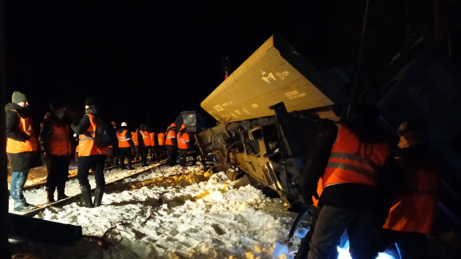 В Поморье сошел с рельсов грузовой поезд: смотрите, как 80 железнодорожников устраняли аварию
