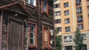 Новосибирские власти 11 лет будут расселять деревянное общежитие, где жители моются в подвале