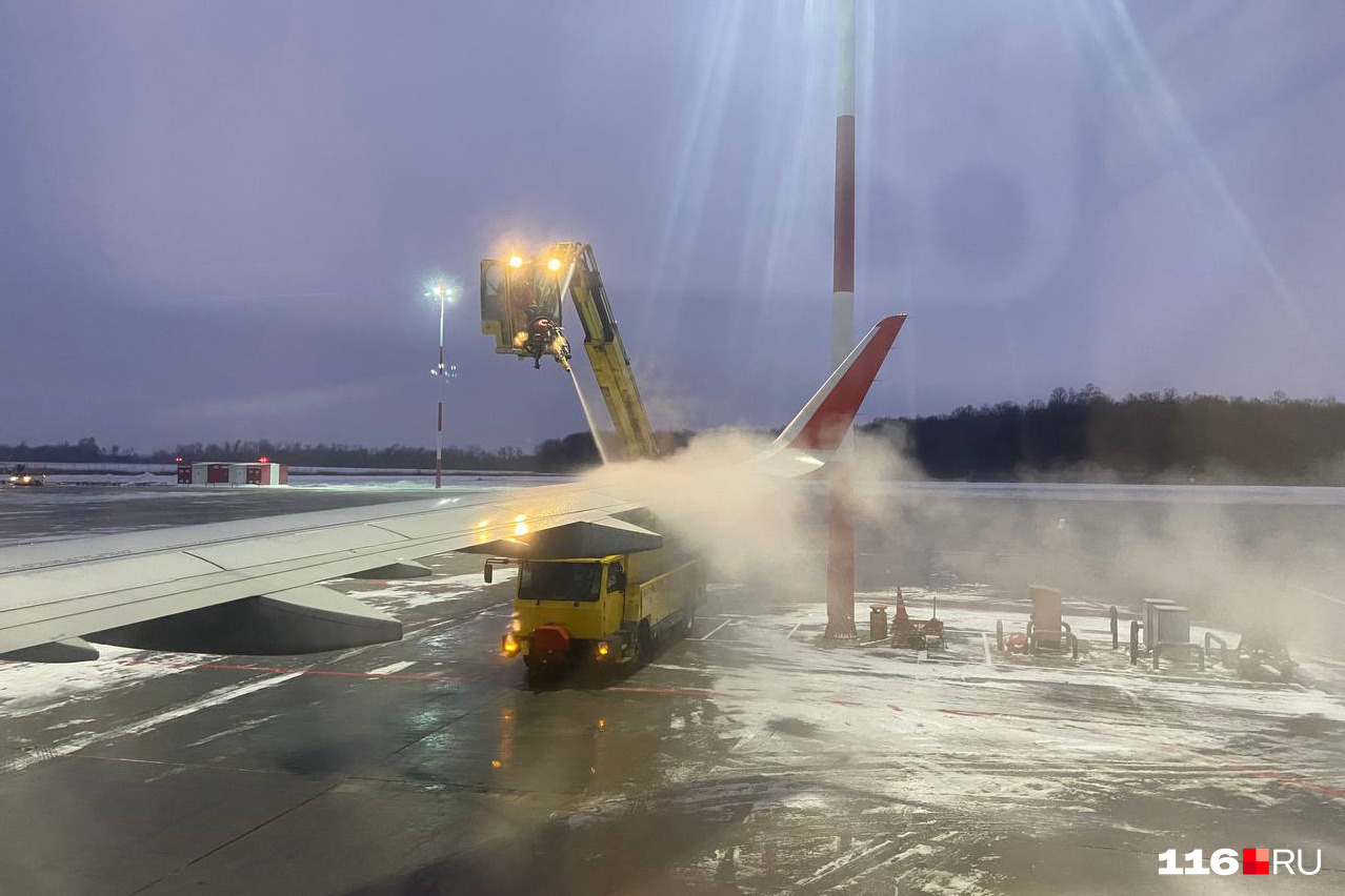 В аэропорту Казани экстренно сел самолет, летевший в Екатеринбург