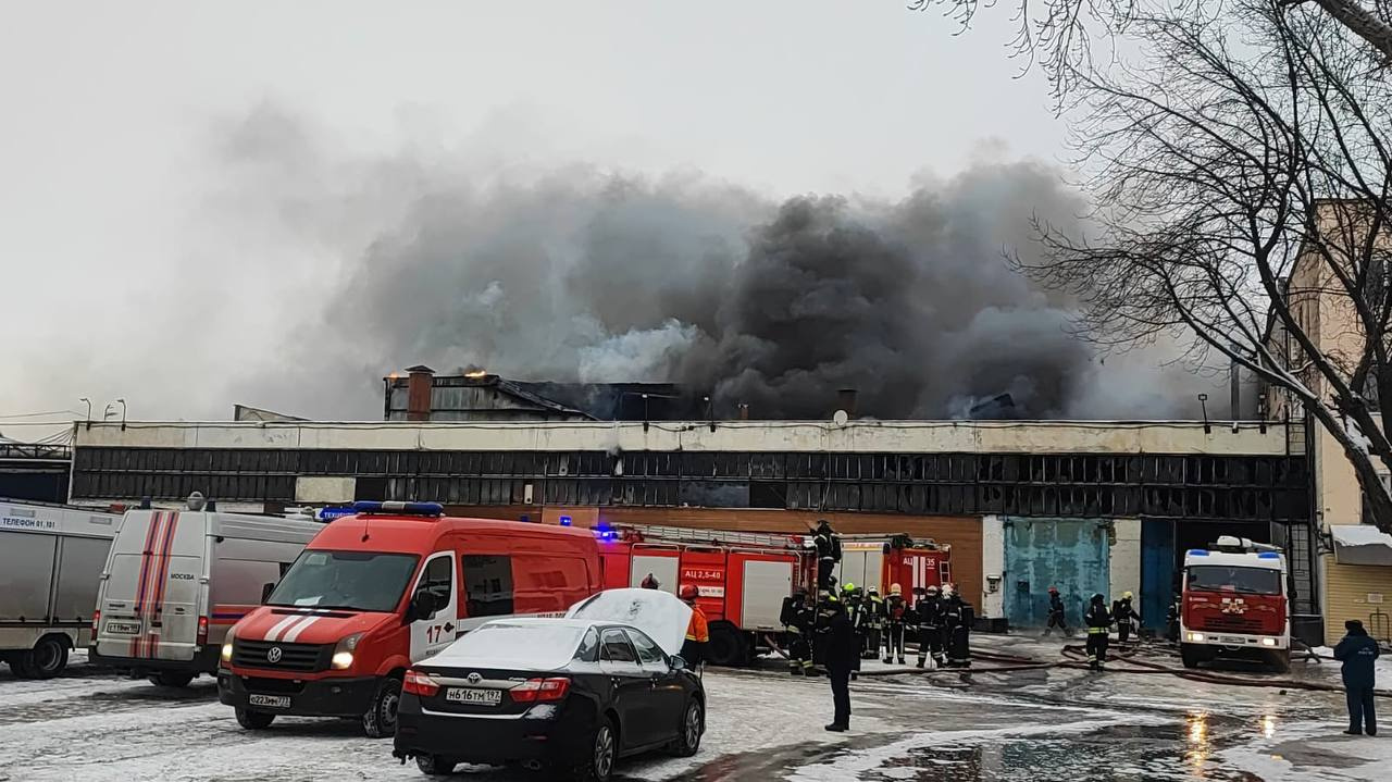В Москве крупный пожар на складе. Здание рушится, под боком — автохозяйство МВД