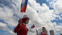 День России отметили выносом громадного флага на набережную в Челябинске