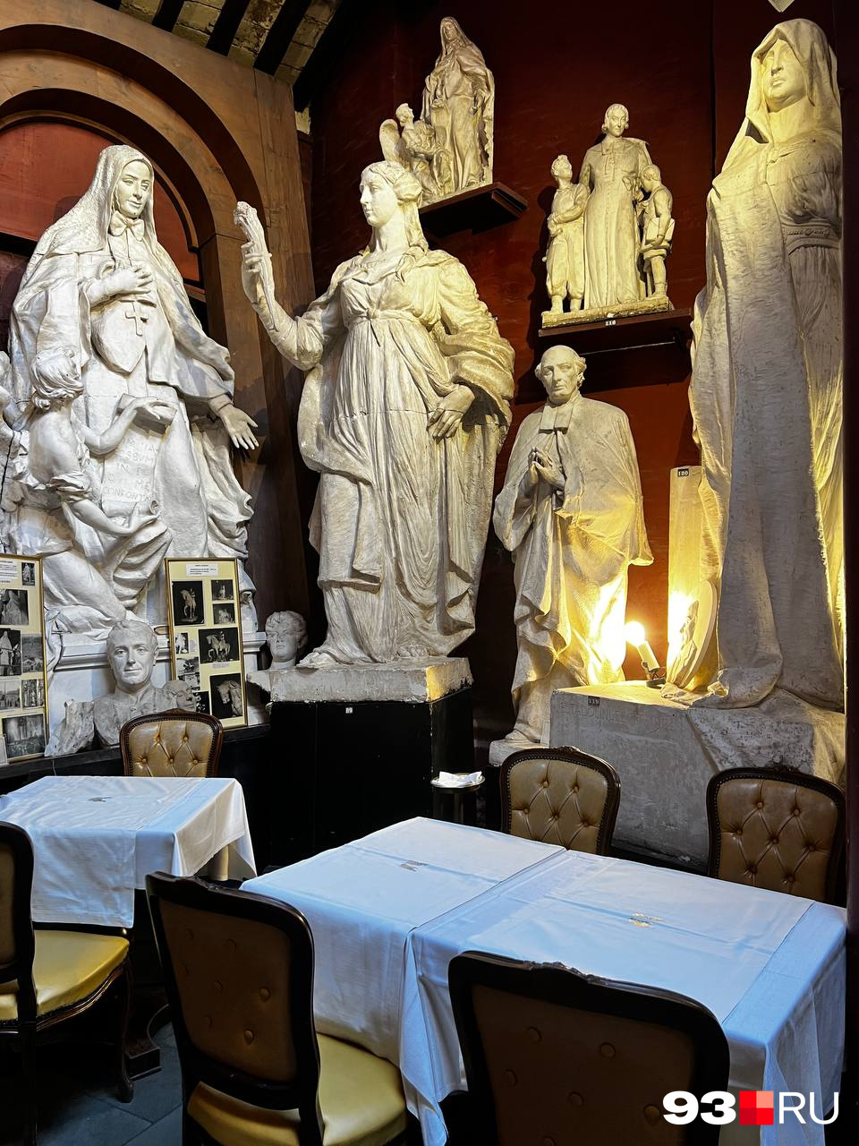 А это кафе со статуями внутри, мы случайно на него наткнулись и сначала приняли за музей